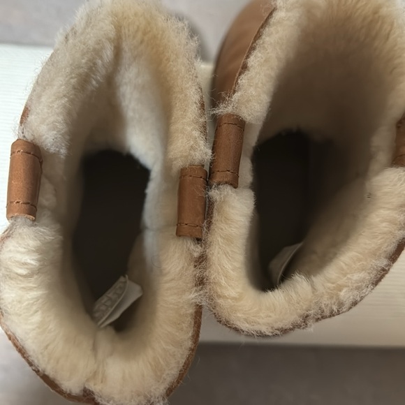 Women UGG Boots - Picture 3 of 6